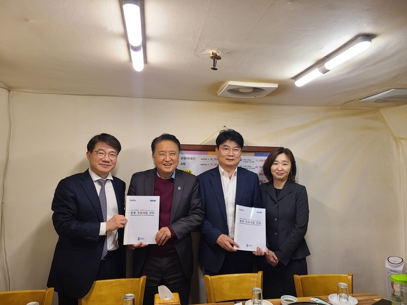 김영환 충북도지사(왼쪽 두번째)가 15일 기재부 관계자들과 만나 예산 증액 관련 간담회를 갖고 기념촬영을 하고 있다.