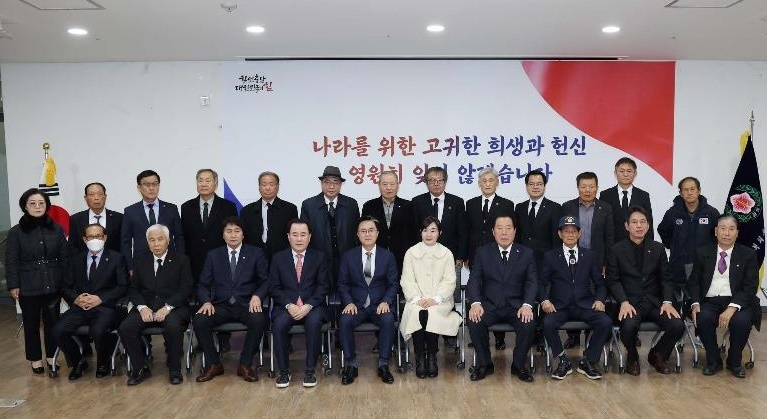 84회 순국선열의 날 기념식이 17일 충남보훈관에서 개최된 가운데 김태흠 지사(앞줄 왼쪽 여섯번째)가 참석자들과 기념촬영을 하고 있다.