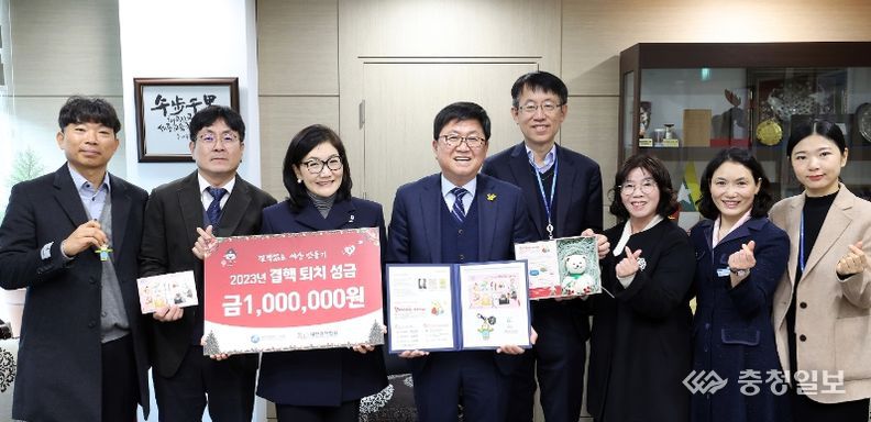 세종시교육청와 대한결핵협회 대전세종충남지부 관계자들이 29일 청사 접견실에서 크리스마스실 증정식을 갖고 기념촬영을 하고 있다.
