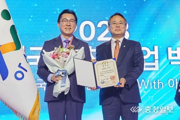 대한민국 온천산업 발전 유공으로 대통령 기관 표창장 수령 후 기념사진 (왼쪽) 박경귀 아산시장, (오른쪽) 고기동 행정안전부 차관