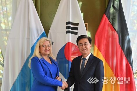 30일 독일 바이에른주 청사에서 김태흠 충남도지사가 영접을 나온 멜라니 훔르 장관과 악수하고 있다