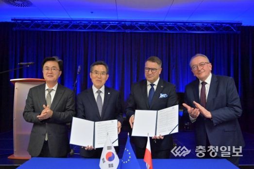 (왼쪽부터)김태흠 충남도지사, 유길상 한국기술교육대 총장, 테오필 여시오노브스키 포즈난 공과대 총장, 보이치에흐 얀코비아크 비엔코폴스카주 부주지사