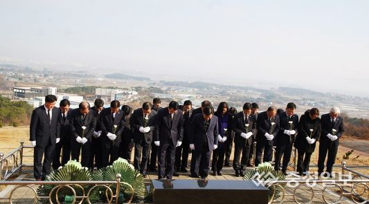 이완섭 서산시장, 1일 갑진년 신년참배... 새해 힘찬 출발 다짐