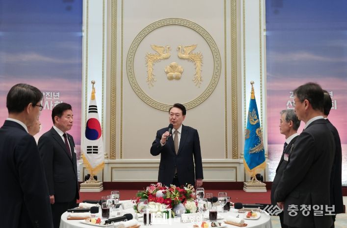 1월 3일 윤석열 대통령은 청와대 영빈관에서 5부 요인 및 국가 주요 인사들이 함께한 ‘2024년 신년인사회’에 참석했다.