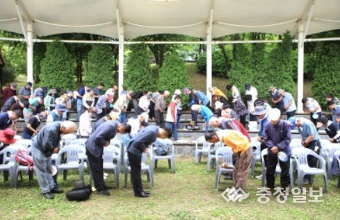 한유진 선비회원 발대식에서 서로 공수 인사를 나누는 선비회원들