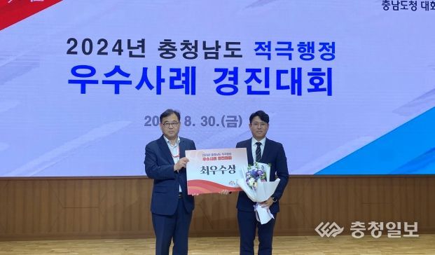 천안도시공사는 지난달 30일 2024년 충청남도 적극 행정 경진대회에서 최우수상을 수상하고 기념 촬영을 하고 있다.
