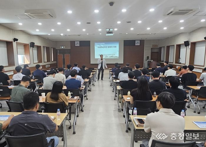 4일 조치원 청사 강당에서 공단과 세종시 소속 공공기관 대상으로 산업안전보건 전문교육을 진행하였다.