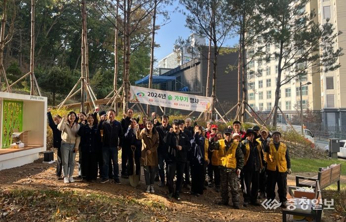 천안시가 지난 8일 일봉공원에서 ‘숲가꾸기 기간’을 맞아 비료주기를 진행하고 있다.