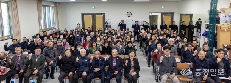 최충규 대덕구청장(사진 앞줄 오른쪽에서 세 번째)이 경로당 활성화 교육에 앞서 경로당 회원들과 함께 기념 촬영을 하고 있다.